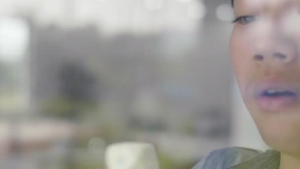 Мальчик Использует Стеклянную Ткань Вытереть Дом Счастливым Лицом Молодой Азиатский — стоковое видео