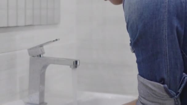 青春期的亚洲男孩在浴室里用新水龙头的水洗脸 小男孩用水清洗脸 — 图库视频影像