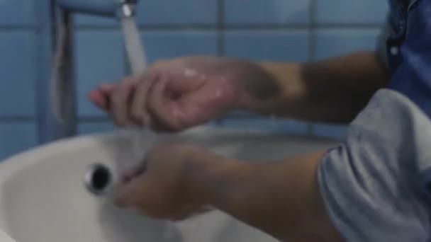 Preteen Aziatische Jongen Wassen Zijn Gezicht Door Water Van Nieuwe — Stockvideo