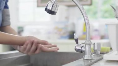 Küçük Asyalı çocuk el yıkama, Hijyen. Temizlik Elleri. El yıkamak. 60fps