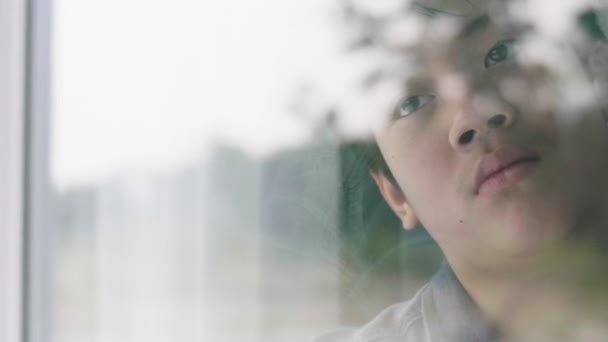 Chlapec Používá Skleněnou Tkaninu Otření Domu Šťastnou Tváří Mladé Asijské — Stock video