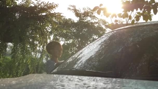 Feliz Chica Asiática Lavando Coche Agua Salpicaduras Luz Del Sol — Vídeo de stock