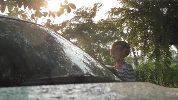 Chica Asiática Regando Plantas Jardín Con Manguera Niño Cámara Lenta — Vídeos de Stock