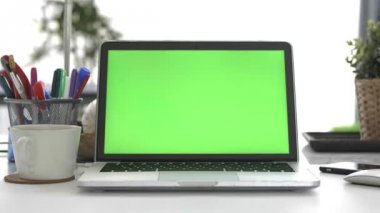 Laptop Yeşil Ekran, Home ofis, Dolly çekim. Renk Anahtar dizüstü bilgisayar.