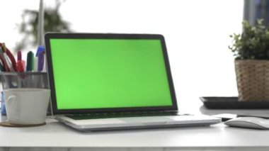 Laptop Yeşil Ekran, Home ofis, Dolly çekim. Renk Anahtar dizüstü bilgisayar.