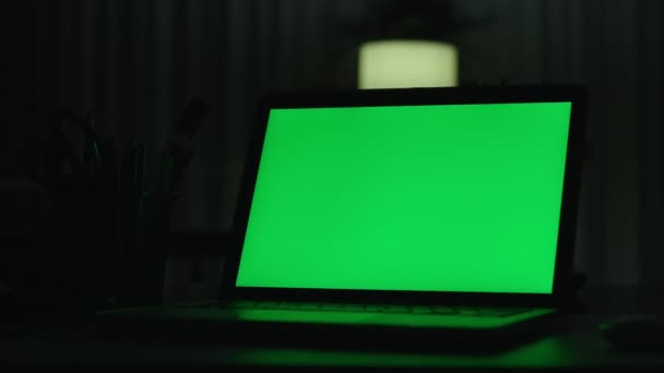 Φορητός Υπολογιστής Πράσινη Οθόνη Σκοτεινό Γραφείο Ιδανικό Για Τοποθετήσετε Δική — Αρχείο Βίντεο