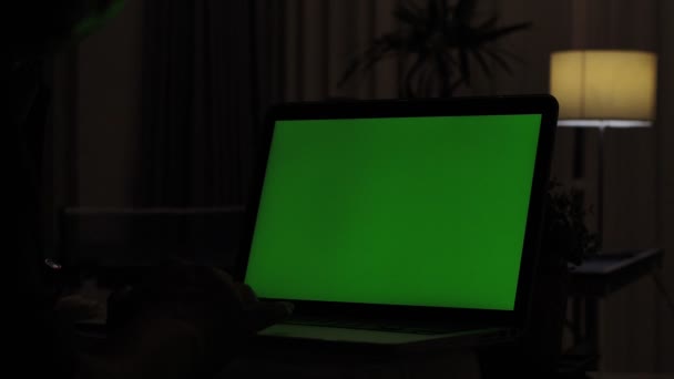 Ноутбук Зеленым Экраном Темный Офис Перфект Положить Свое Собственное Изображение — стоковое видео