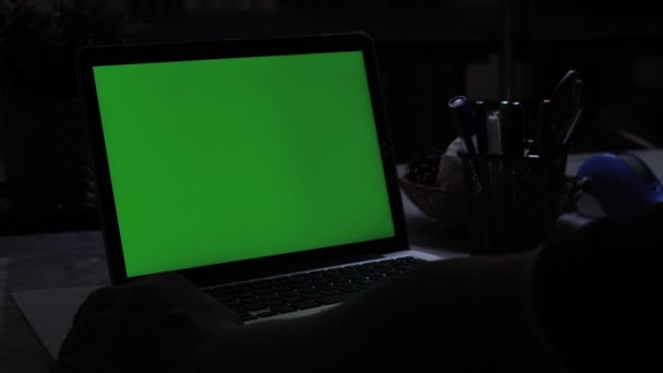 Laptop Com Tela Verde Escritório Escuro Perfeito Para Colocar Sua — Vídeo de Stock