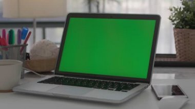 Laptop Yeşil Ekran, Home ofis, Dolly çekim. Renk Anahtar dizüstü bilgisayar.