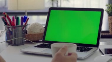 Laptop yeşil ekran ile evde çalışan kadın