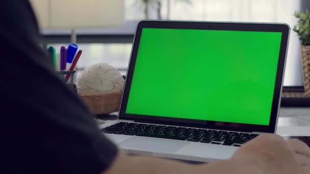 Mujer Trabajando Ordenador Portátil Con Pantalla Verde Casa Clave Croma — Vídeos de Stock