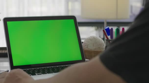 Mujer Trabajando Ordenador Portátil Con Pantalla Verde Casa Clave Croma — Vídeos de Stock