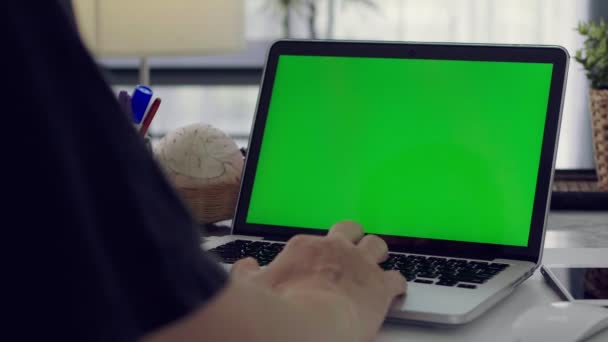 Een Vrouw Die Thuis Laptop Werkt Met Een Groen Scherm — Stockvideo