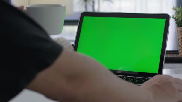 Vrouw Thuis Aan Het Werk Met Laptop Groen Scherm — Stockvideo