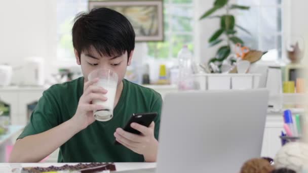 Asiatischer Junge Blättert Durch Smartphone Anwendungen Während Hause Langsam Bio — Stockvideo