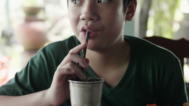 Медленное Движение Азиатского Мальчика Пьет Воду Стакана После Завтрака Закрыть — стоковое видео