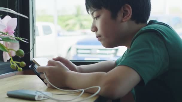 Asiático Joven Disfrutando Juego Touch Pad Cafetería — Vídeo de stock