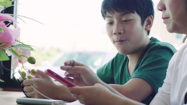 Mãe Feliz Com Filho Restaurante Conversando Brincando Seu Dispositivo Eletrônico — Vídeo de Stock
