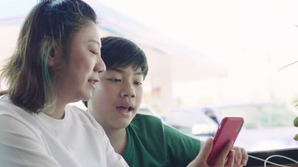 Madre Felice Con Figlio Ristorante Parlare Giocare Nel Loro Dispositivo — Video Stock