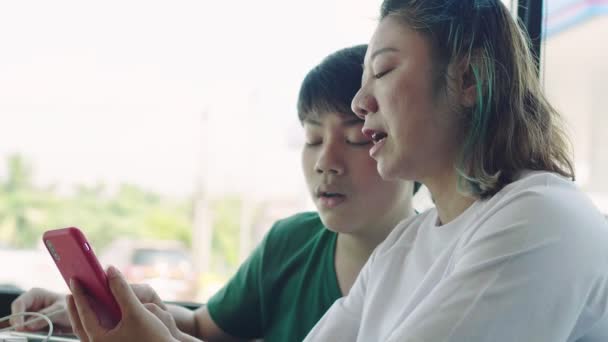 Madre Feliz Con Hijo Restaurante Hablando Jugando Dispositivo Electrónico — Vídeos de Stock