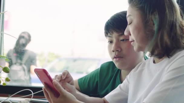 Šťastná Matka Synem Restauraci Mluví Hrají Elektronickém Zařízení — Stock video