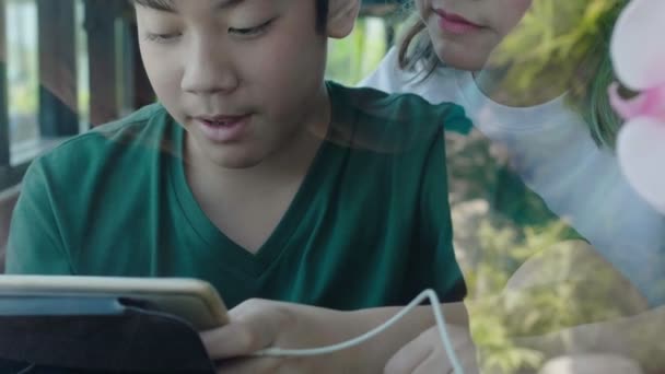 Mãe Feliz Com Filho Restaurante Conversando Brincando Seu Dispositivo Eletrônico — Vídeo de Stock