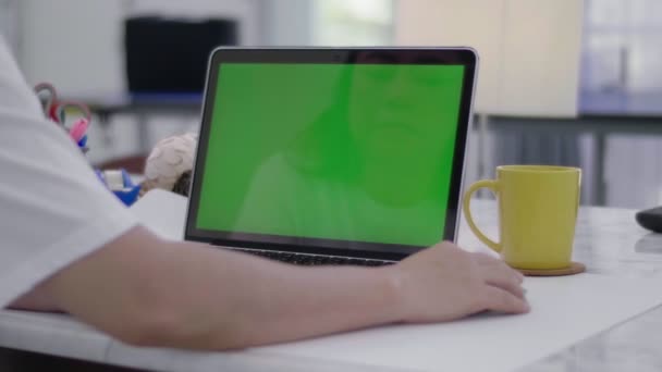 自宅でノートパソコンの緑の画面で作業する女性 — ストック動画