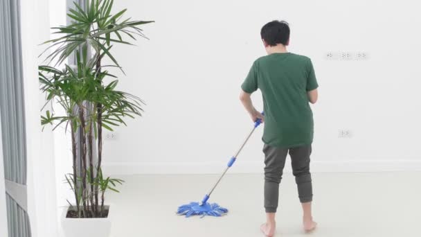 Close Asiatico Giovane Ragazzo Aiuto Famiglia Pulizia Casa Utilizzando Mop — Video Stock