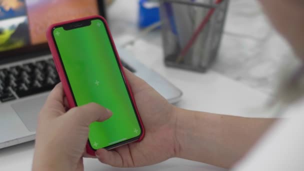 Femme Aide Smartphone Regarder Écran Vert Sur Téléphone Mobile Chroma — Video