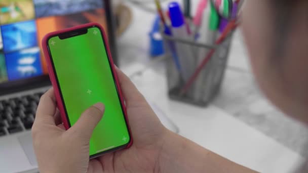 女性使用智能手机观看手机上的绿色屏幕 Chroma键在网上享受在家里阅读社交媒体的乐趣 — 图库视频影像