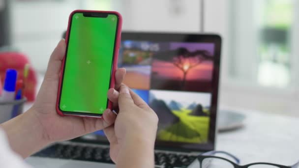 Femme Aide Smartphone Regarder Écran Vert Sur Téléphone Mobile Chroma — Video