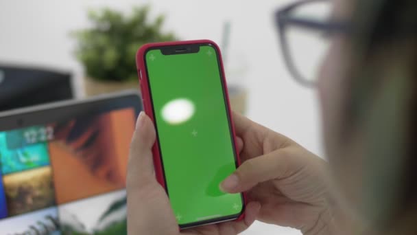 Γυναίκα Που Χρησιμοποιεί Smartphone Βλέποντας Πράσινη Οθόνη Στο Κινητό Τηλέφωνο — Αρχείο Βίντεο