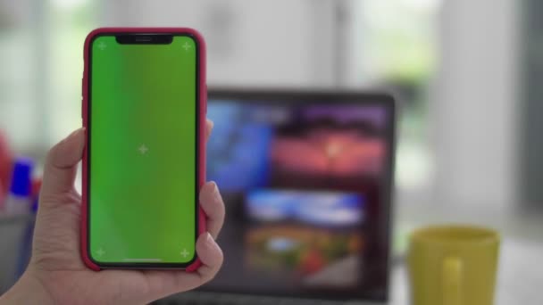 Vrouw Met Behulp Van Smartphone Kijken Naar Groen Scherm Mobiele — Stockvideo