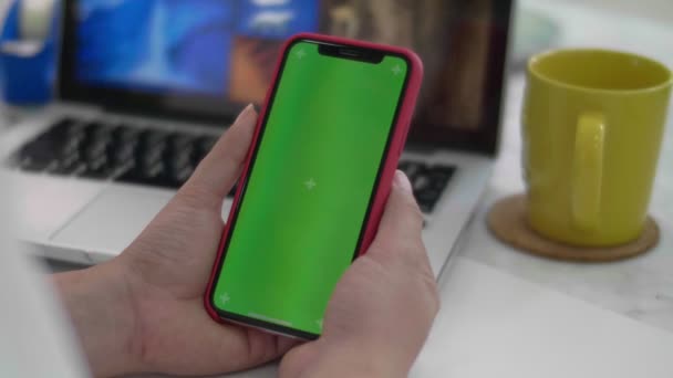 女性使用智能手机观看手机上的绿色屏幕 Chroma键在网上享受在家里阅读社交媒体的乐趣 — 图库视频影像