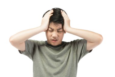 Beyaz bir geçmişi olan genç Asyalı bir çocuk, üzgün ol; kötü bir geçici personel.