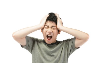 Beyaz arka plan üzerinde Portre Genç Asyalı çocuk, üzgün olmak; t-shirt giyen genç çocuğun kötü bir öfke duygusal portre var. Düşünceli genç, beyaz arka plan üzerinde izole. 