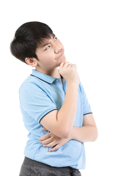 Молодой азиатский мальчик думает на белом фоне — стоковое фото