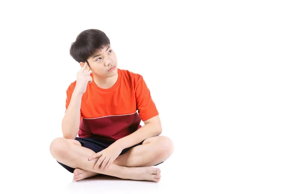 Portrait Jeune garçon asiatique assis sur fond blanc , — Photo