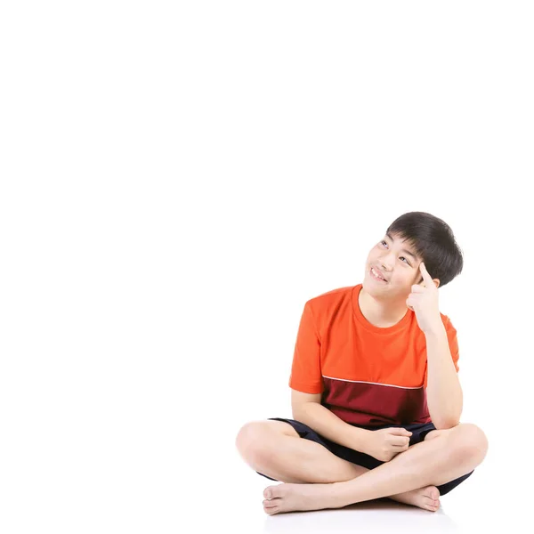 Porträtt ung asiatisk pojke sitter över vit bakgrund, — Stockfoto