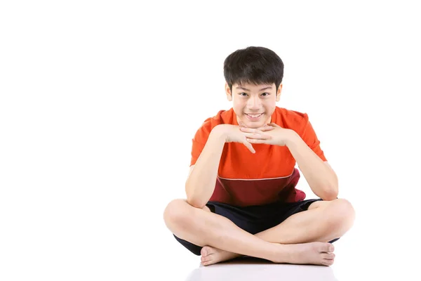 Portrét mladý asijský chlapec sedící na bílém pozadí, — Stock fotografie