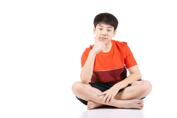 Portret młody azjatycki chłopiec siedzi na białym tle, — Zdjęcie stockowe