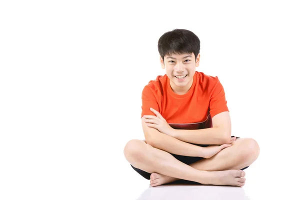 Портрет Молодой азиатский мальчик сидит на белом фоне , — стоковое фото