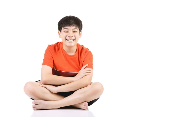 Porträtt ung asiatisk pojke sitter över vit bakgrund, — Stockfoto