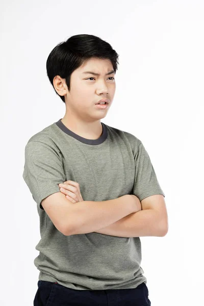 Jeune garçon asiatique sur fond blanc, être contrarié ; avoir une mauvaise température — Photo