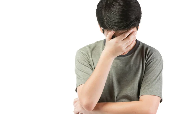 Jonge aziatische jongen over witte achtergrond, worden boos; hebben een slechte temp — Stockfoto