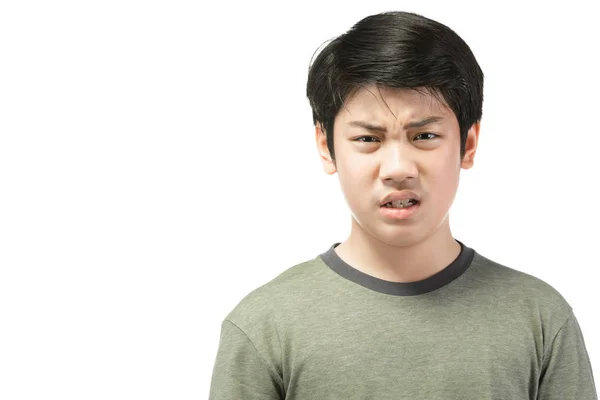 Jonge aziatische jongen over witte achtergrond, worden boos; hebben een slechte temp — Stockfoto