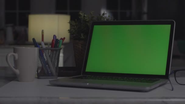 自宅の緑の画面でラップトップコンピュータで作業している女性 クロマキー 後ろからの眺め — ストック動画