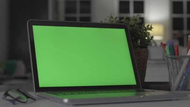 Laptop Zielonym Ekranem Ciemne Biuro Dolly Strzał Idealne Wprowadzenia Własnego — Wideo stockowe