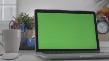 Laptop Yeşil Ekran, Home ofis, Dolly çekim. Renk Anahtar dizüstü bilgisayar.