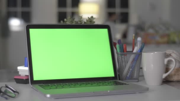 Laptop Met Groen Scherm Dark Office Dolly Schot Perfect Eigen — Stockvideo